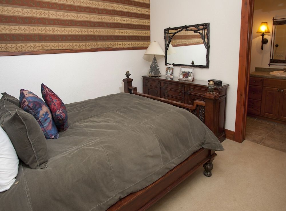 Robason  6 Bedroom Home by RedAwning 2