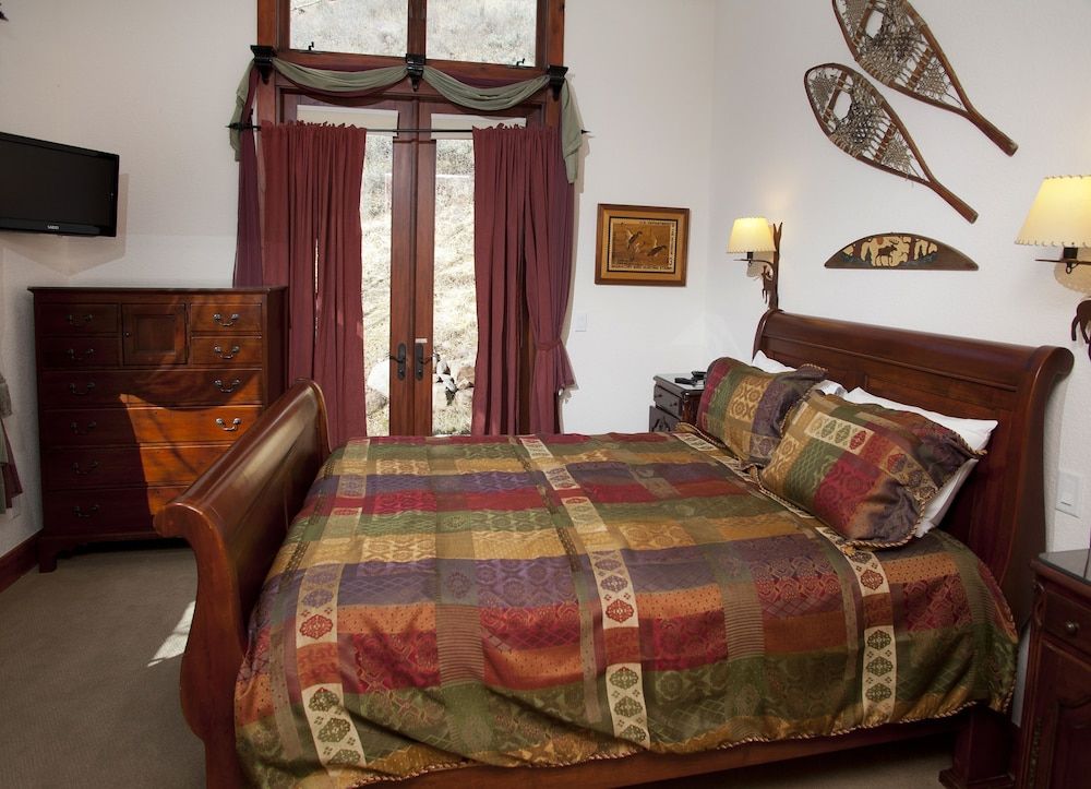 Robason  6 Bedroom Home by RedAwning 3
