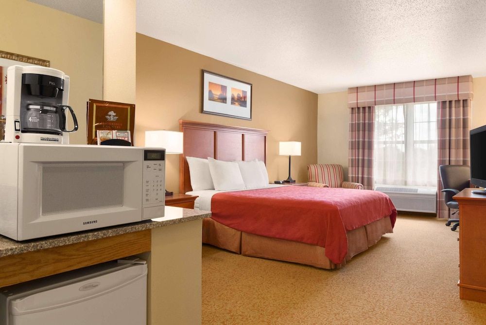 Country Inn & Suites by Radisson, Sycamore, IL 3