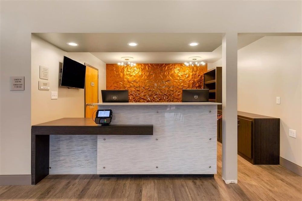 Days Inn & Suites by Wyndham Bowling Green 3