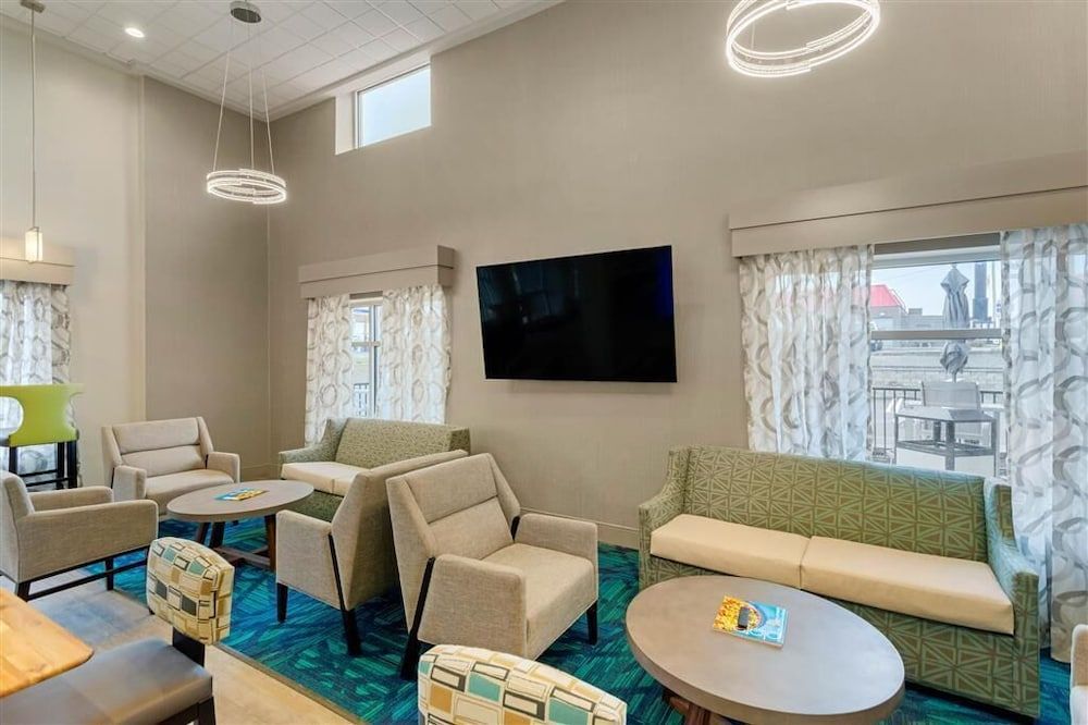 Days Inn & Suites by Wyndham Bowling Green 2