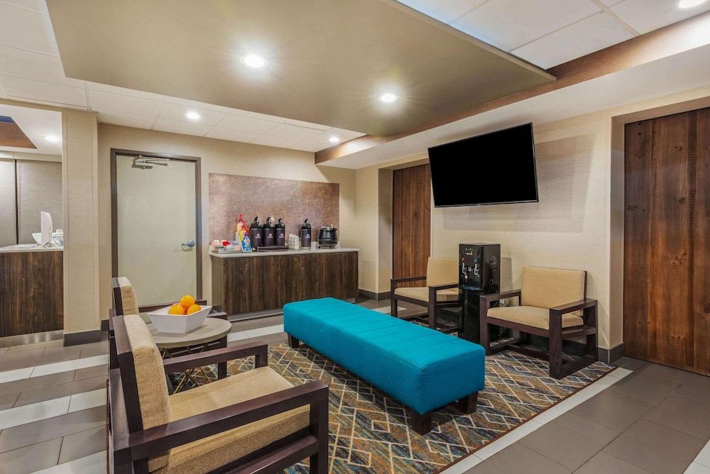 La Quinta Inn & Suites by Wyndham Jamestown 2