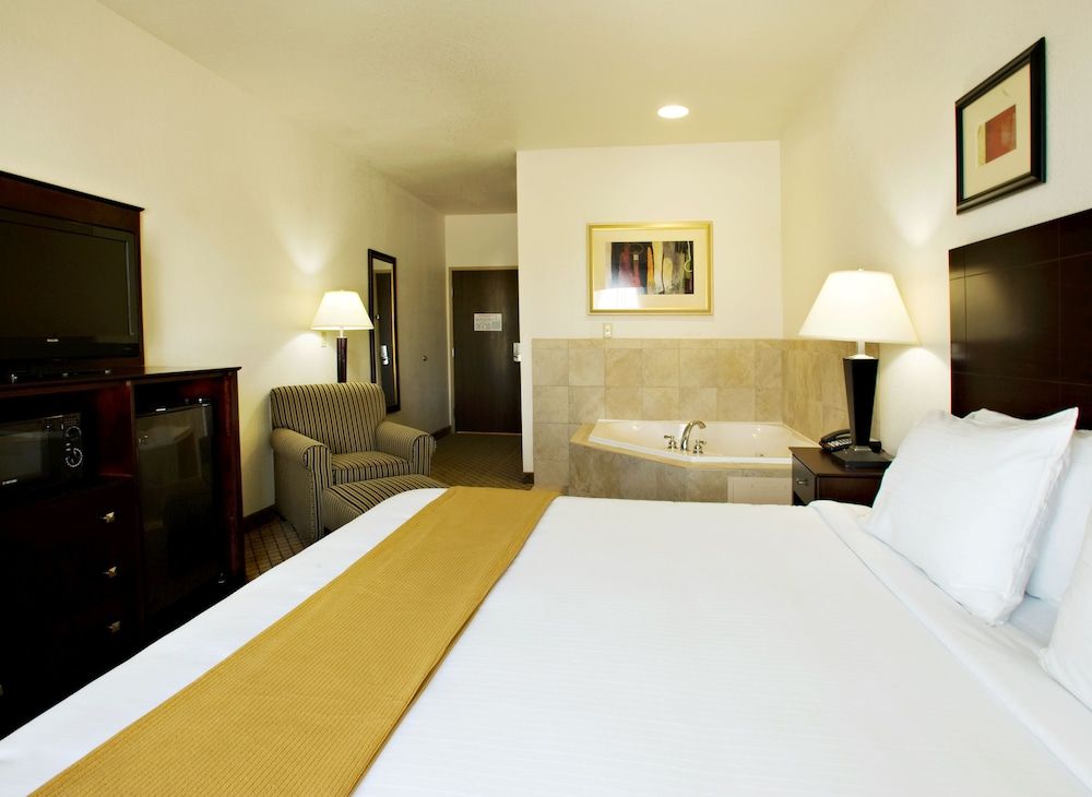 Holiday Inn Express & Suites Childress by IHG 3