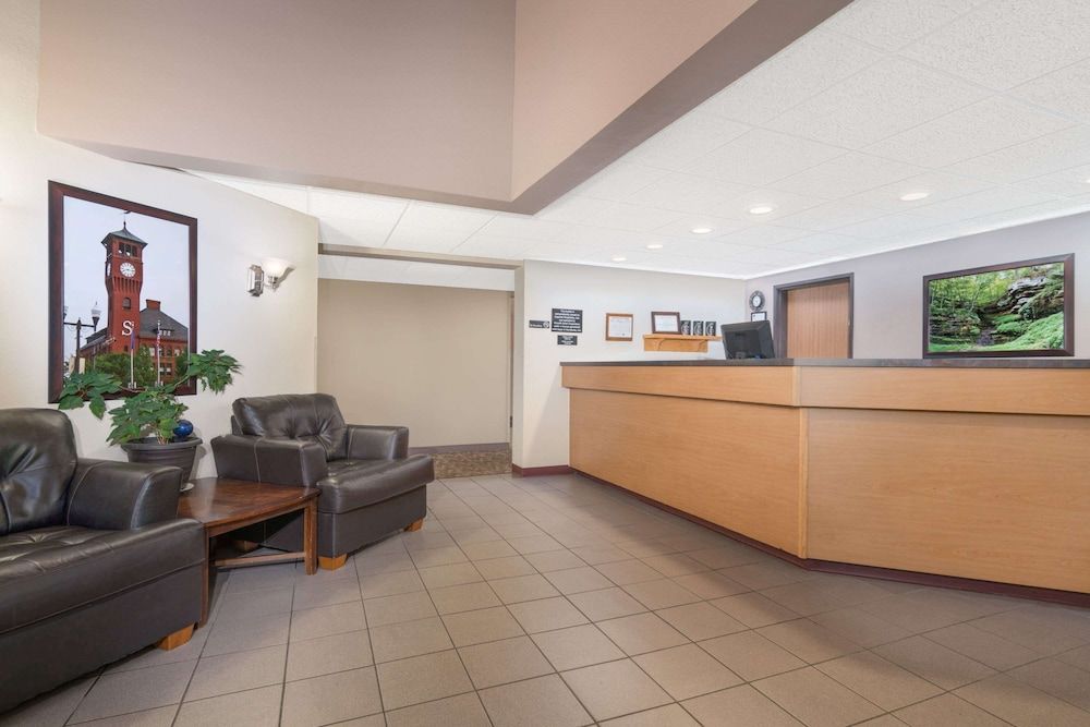 Super 8 by Wyndham Menomonie WI 2