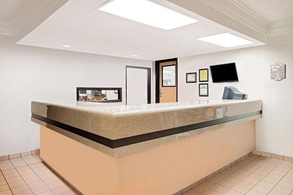 Super 8 by Wyndham Metropolis 3