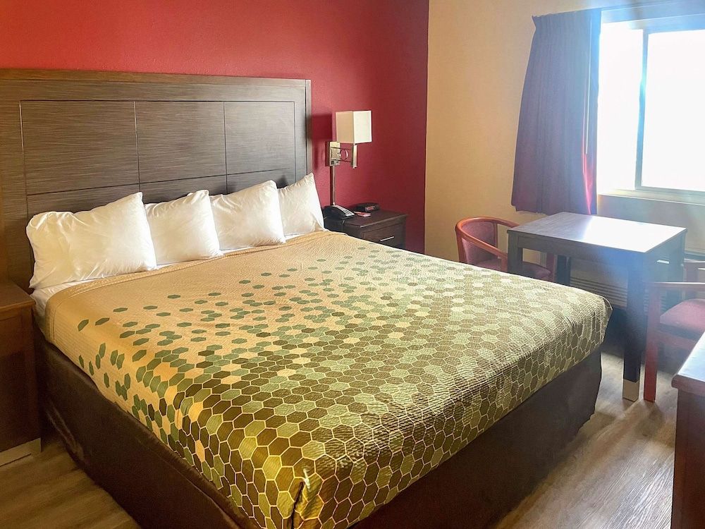 Econo Lodge Inn & Suites Corning Travel Center 3