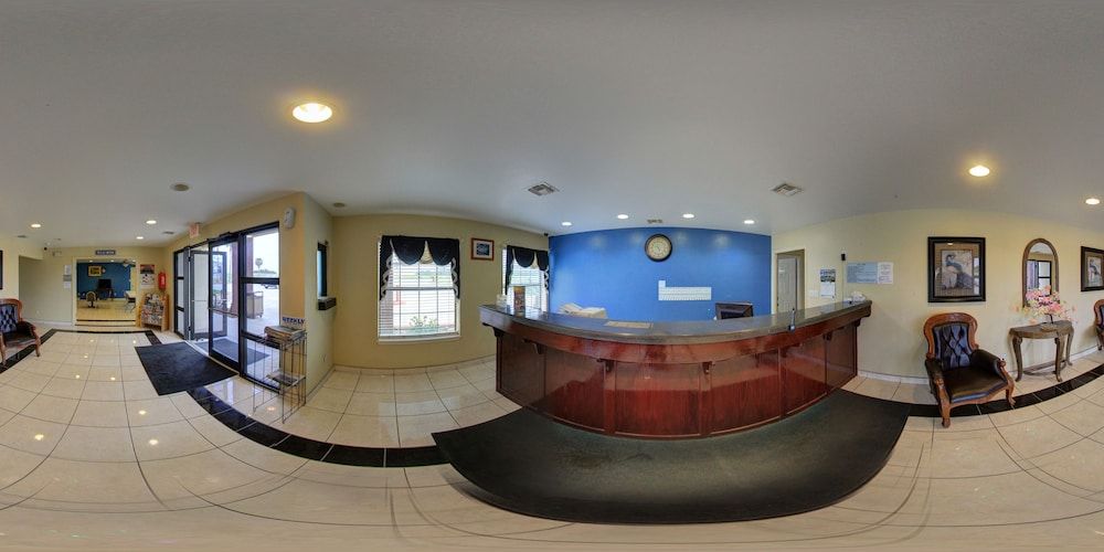 Deluxe Inn & Suites 2