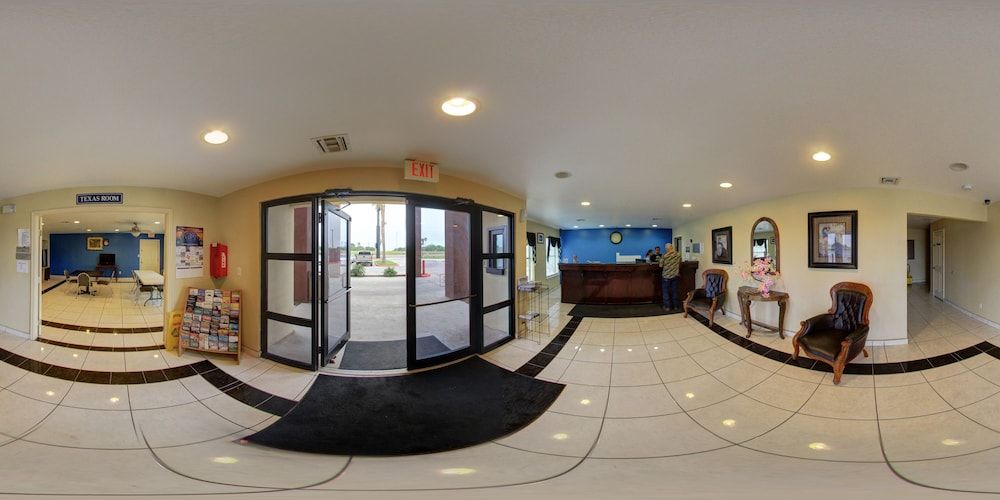 Deluxe Inn & Suites 3