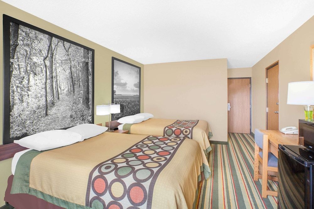 Super 8 by Wyndham Mt Pleasant 3