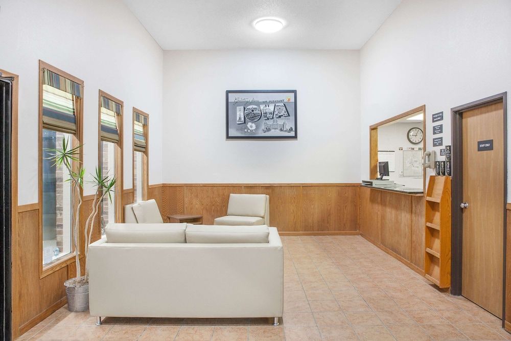 Super 8 by Wyndham Mt Pleasant 2