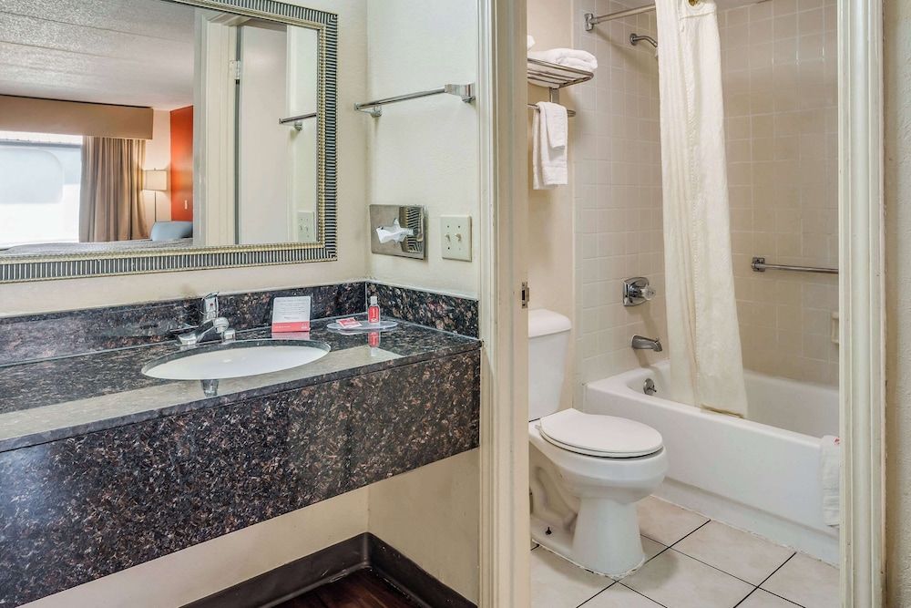 Econo Lodge Inn & Suites Griffin North 3