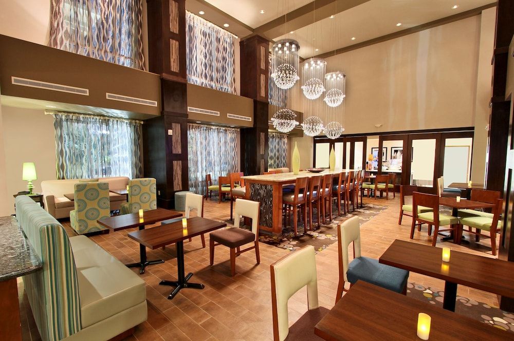 Hampton Inn & Suites Winnie 3
