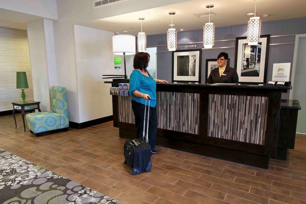Hampton Inn & Suites Winnie 2