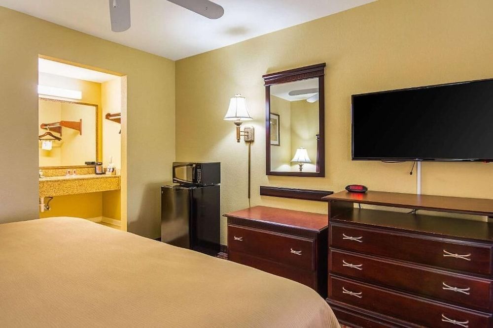 Bryant Inn & Suites 3