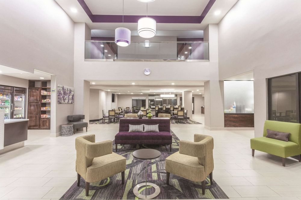 La Quinta Inn & Suites by Wyndham Columbus North 2
