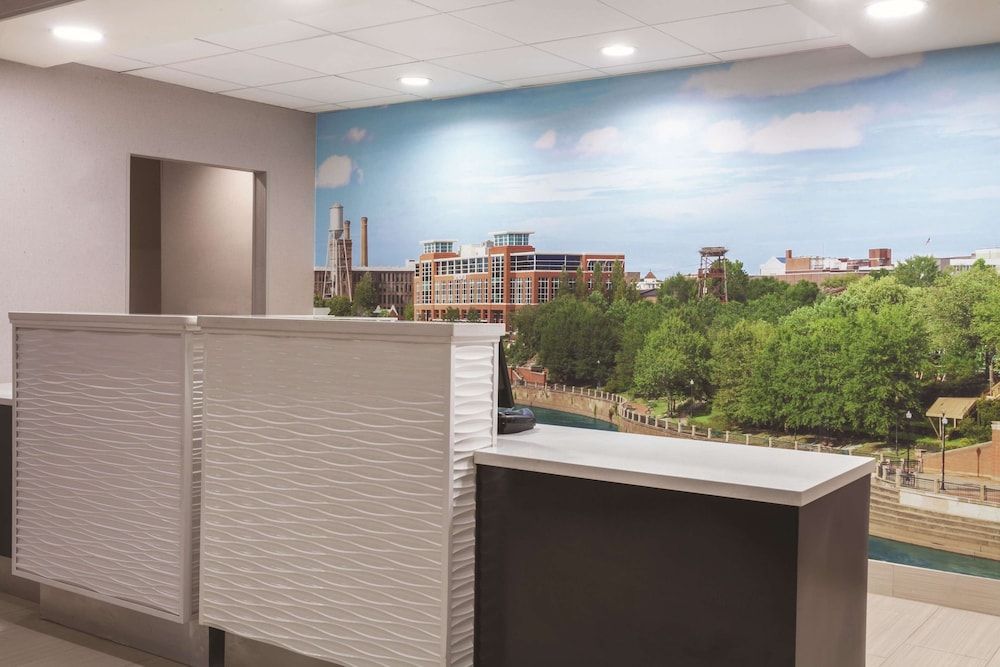 La Quinta Inn & Suites by Wyndham Columbus North 3
