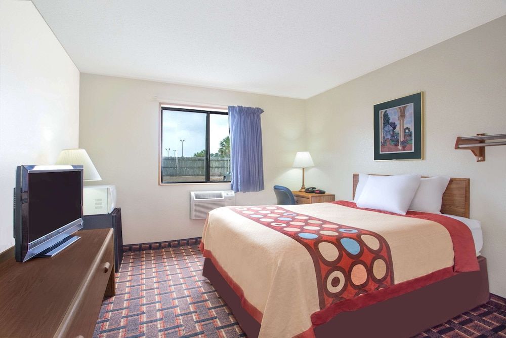 Super 8 by Wyndham Douglas 3