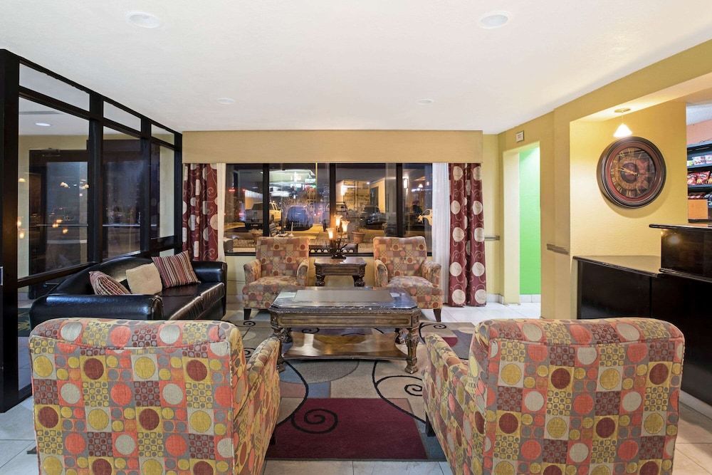 La Quinta Inn & Suites by Wyndham Salina 3