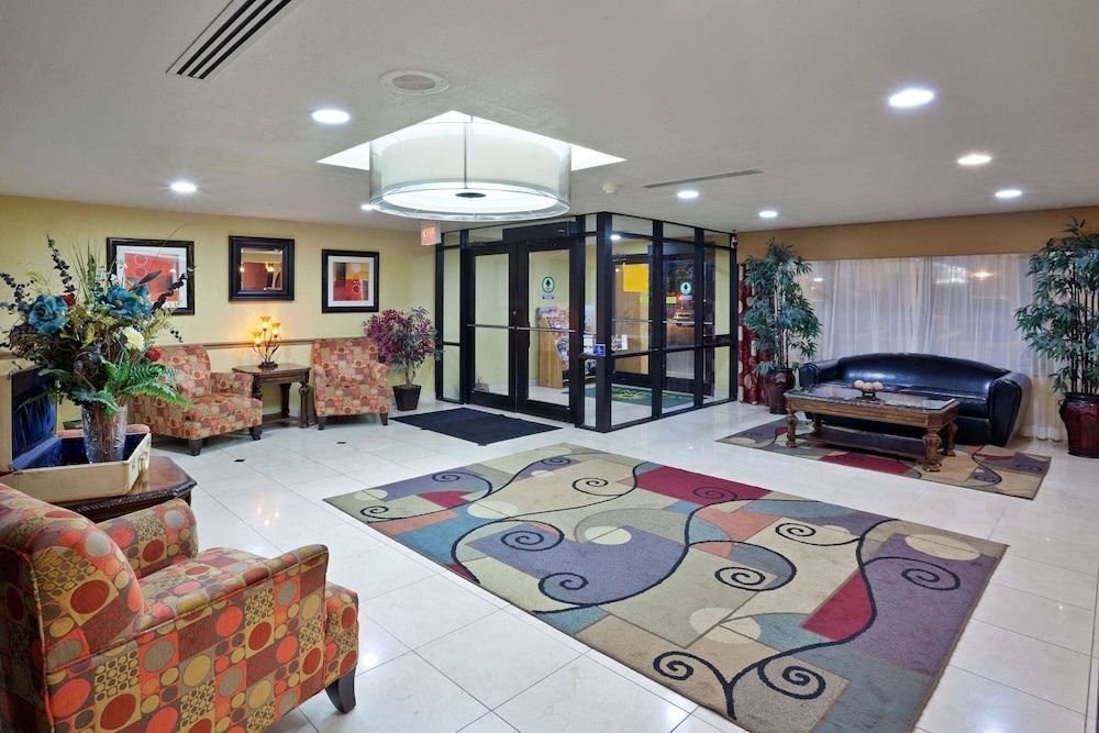 La Quinta Inn & Suites by Wyndham Salina 2