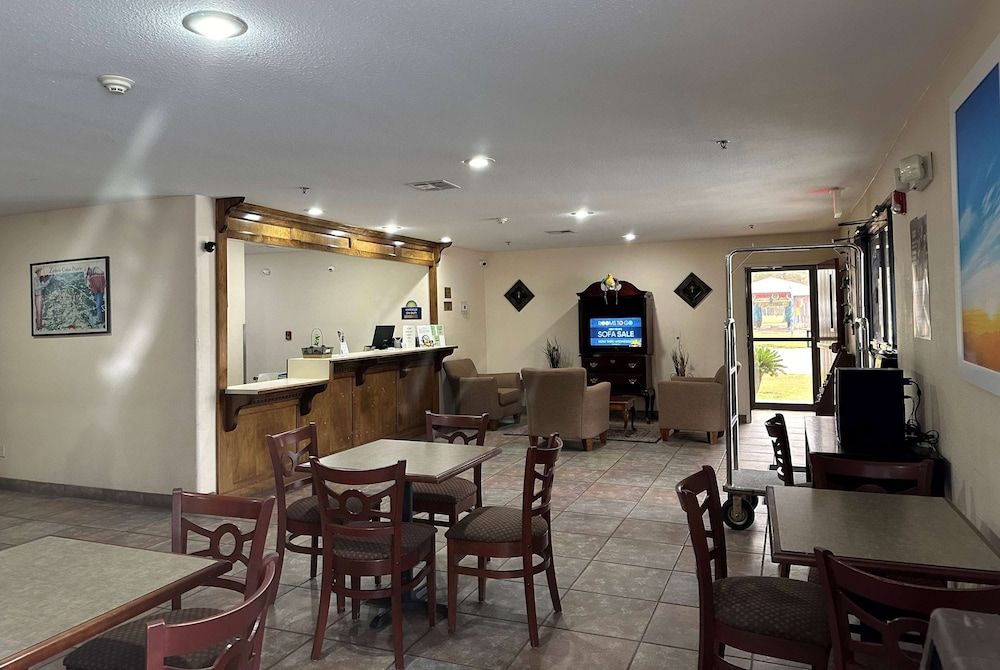 Days Inn & Suites by Wyndham Eunice 2