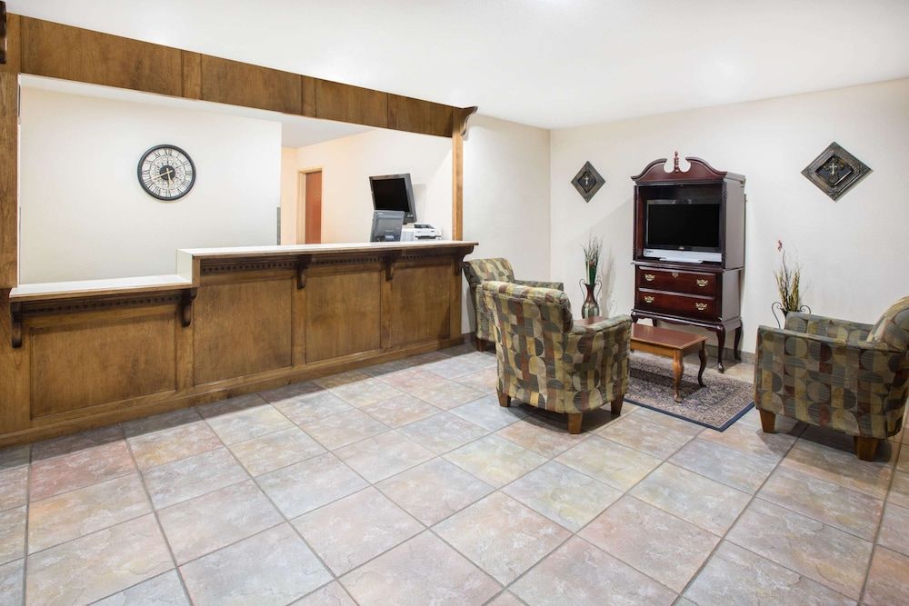 Days Inn & Suites by Wyndham Eunice 3