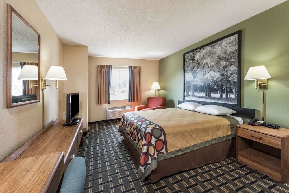 Super 8 by Wyndham Greenville 3