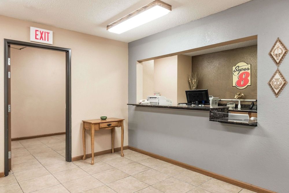 Super 8 by Wyndham Greenville 2