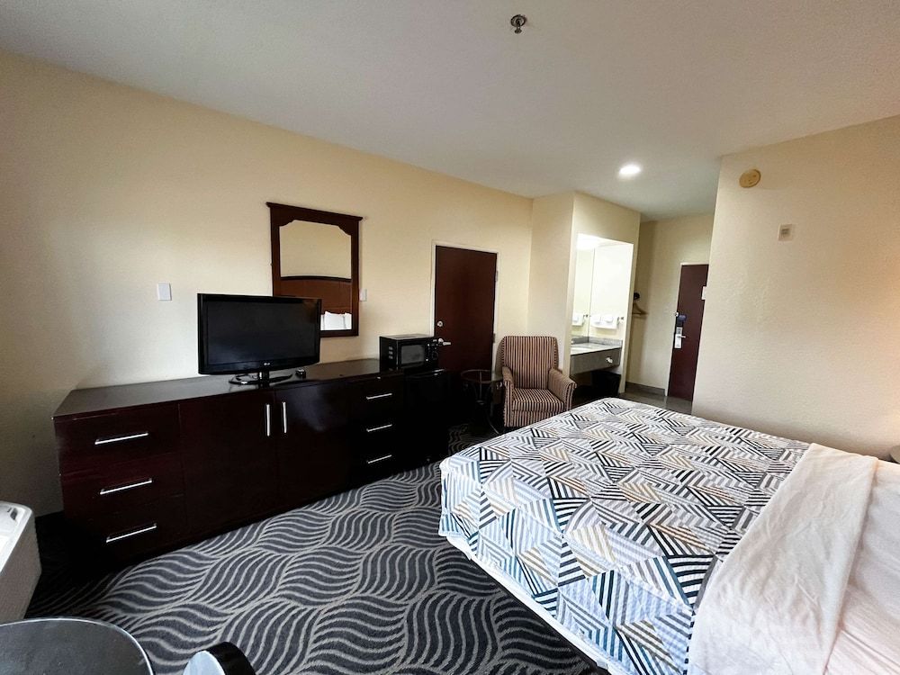 Executive Inn & Suites Breaux Bridge, LA 3