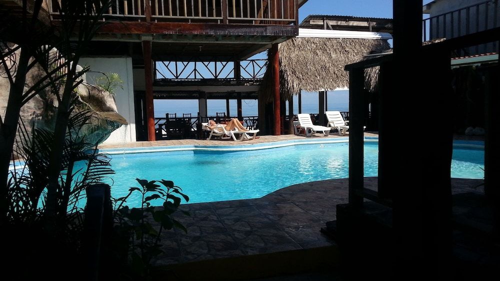 La Delphina B&B Bar and Grill Hotel 3 estrellas en La Ceiba