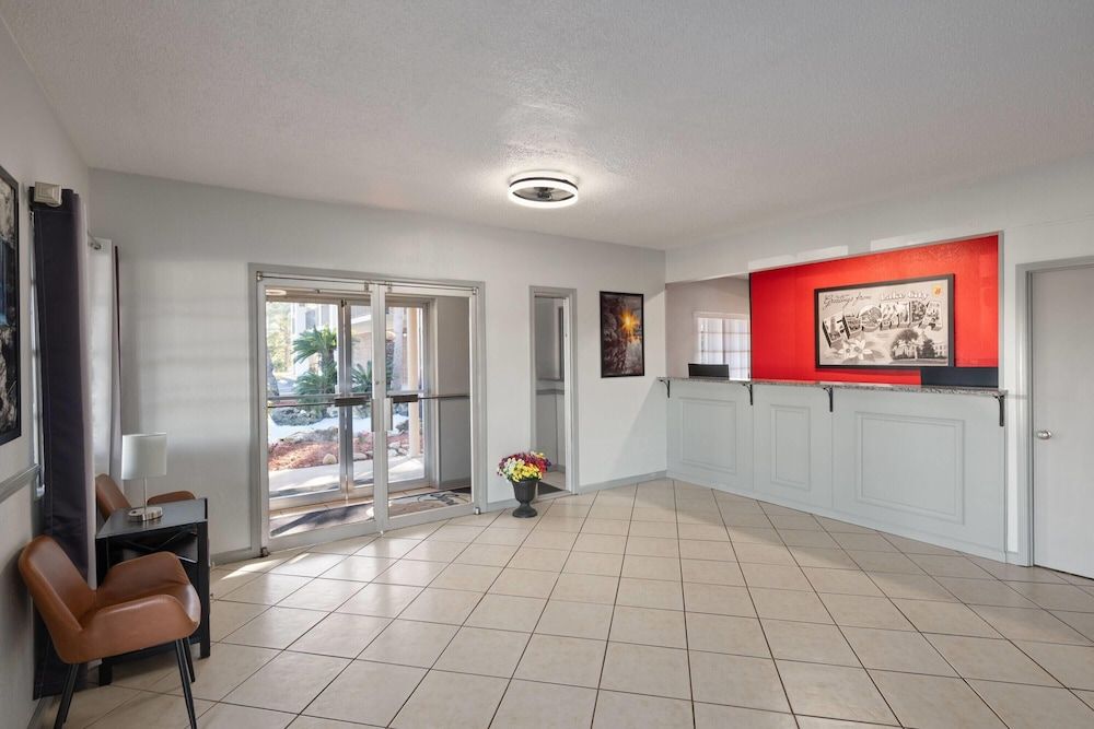 Super 8 by Wyndham Lake City 2