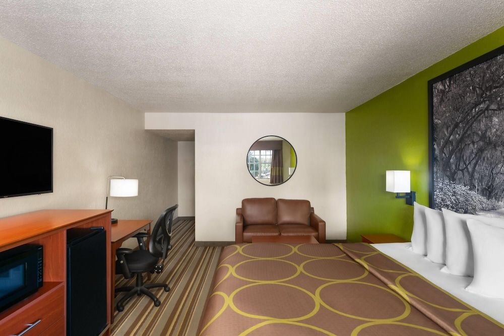 Super 8 by Wyndham Lake City 3