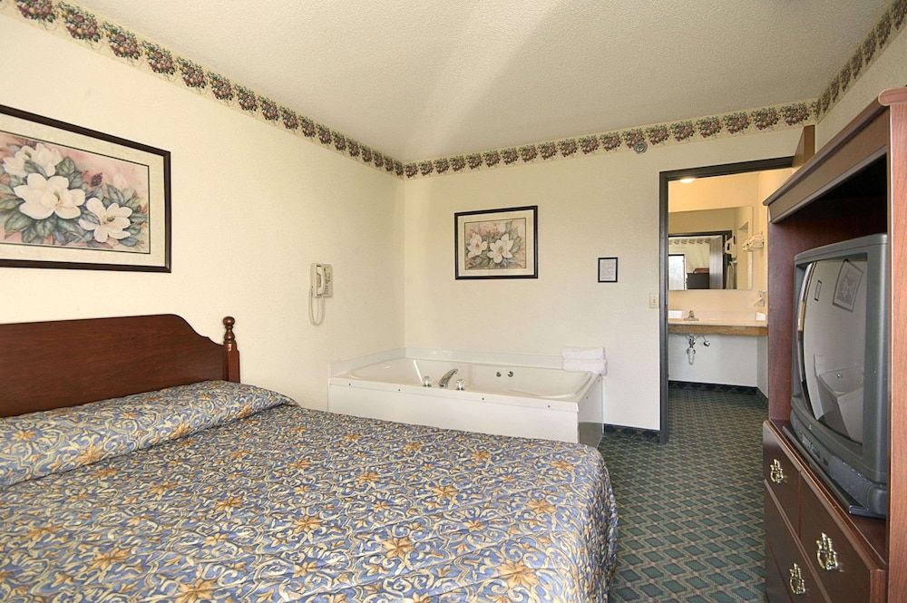 Travelodge by Wyndham Hudsonville 3