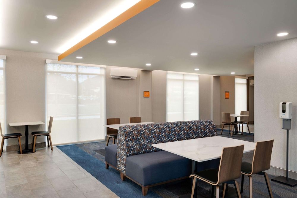 La Quinta Inn & Suites by Wyndham Springfield 3