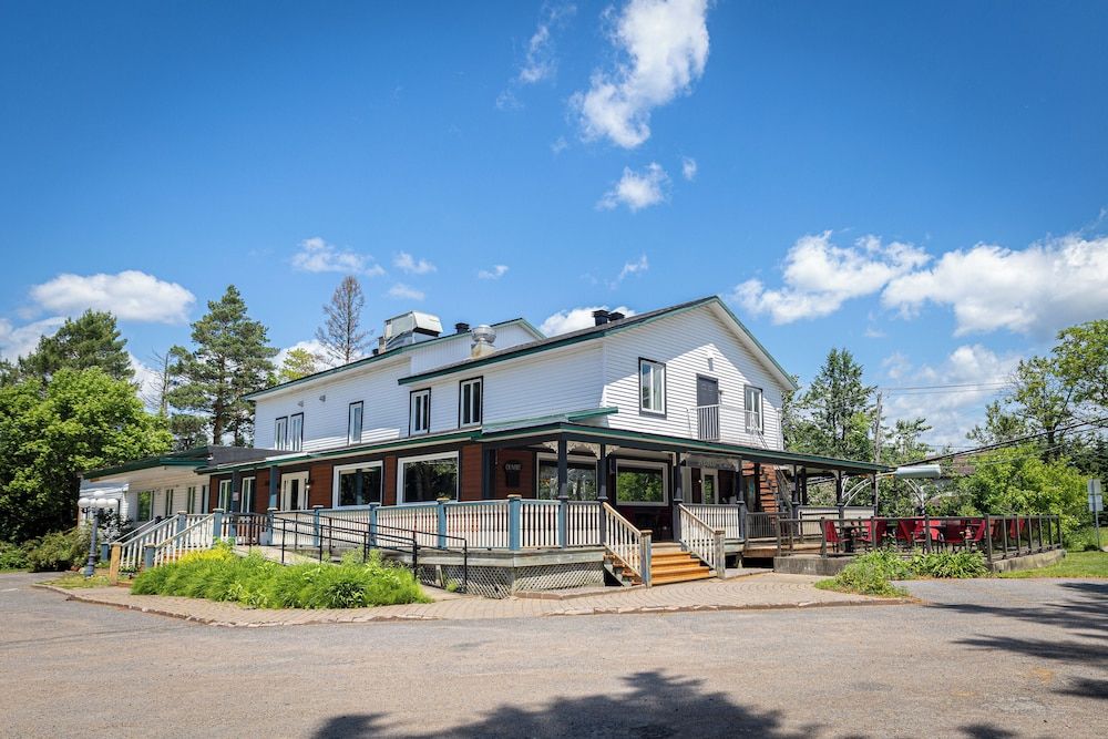 Auberge Valcartier - Par Aneyro -1 estrellas en Saint-Gabriel-de-Valcartier