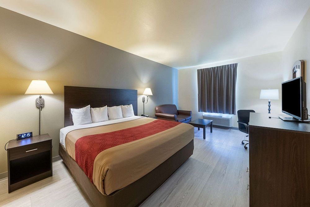 Econo Lodge Inn & Suites Bridgeport 3