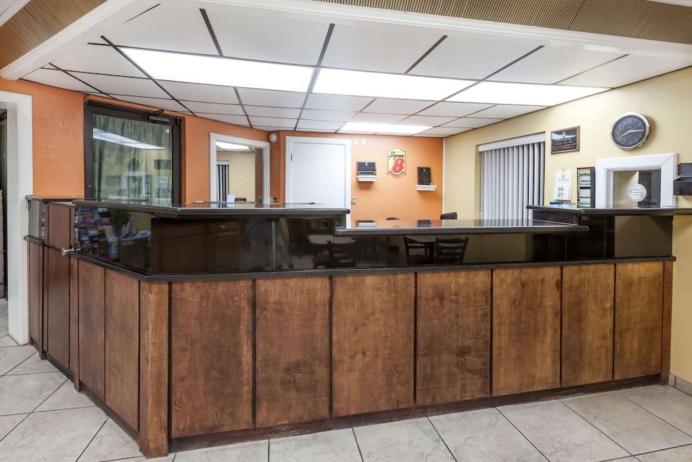 Super 8 by Wyndham Clinton 2