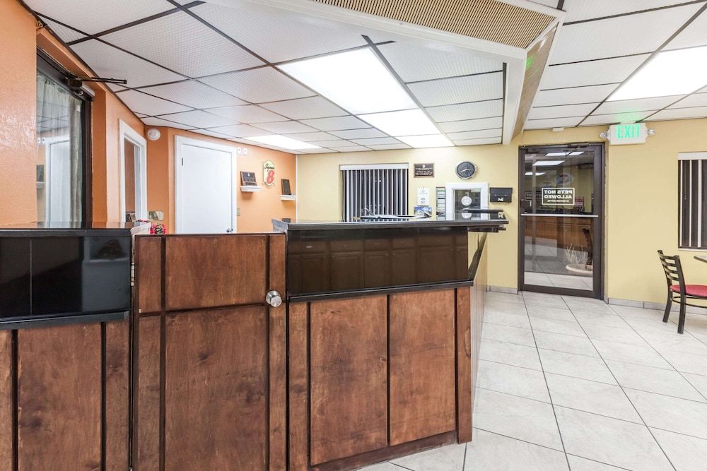 Super 8 by Wyndham Clinton 3