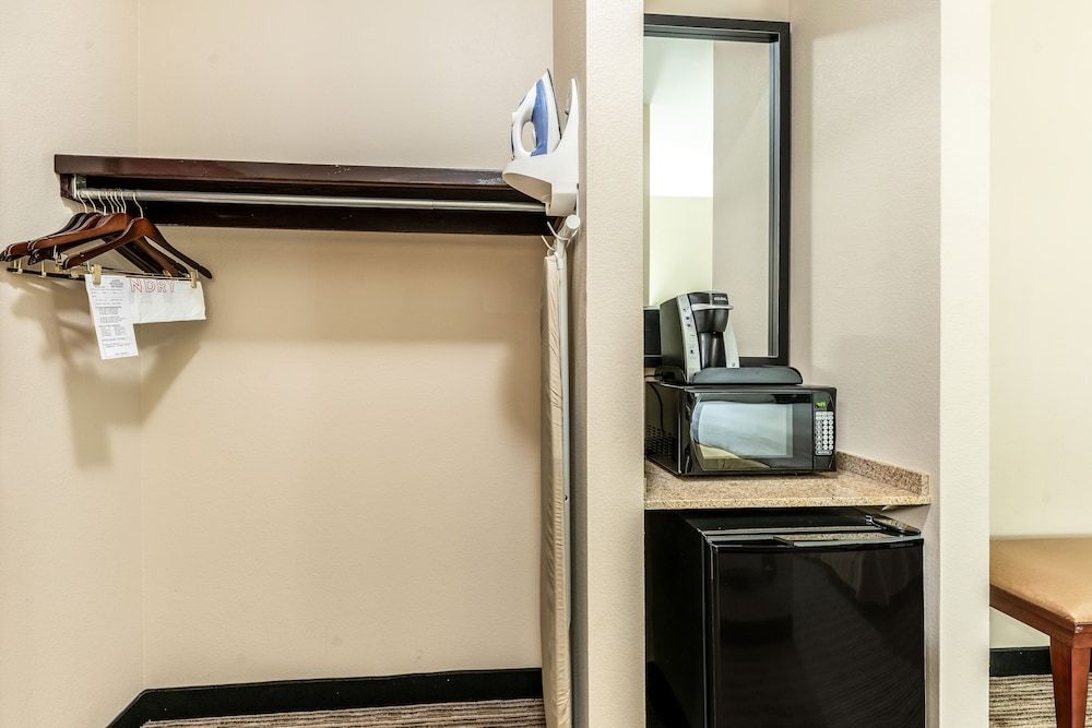 Red Lion Inn & Suites Mineral Wells 3