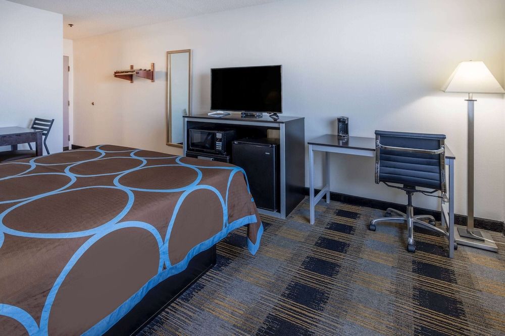 Super 8 by Wyndham Villa Rica 3