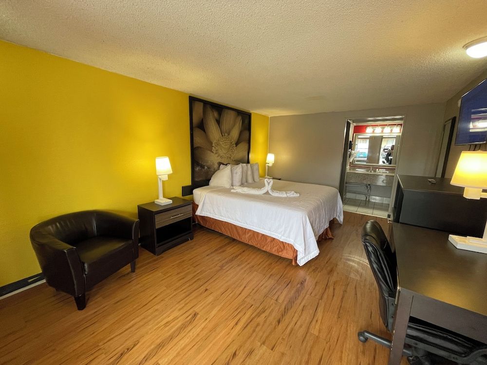 Super 8 by Wyndham Monroe 3
