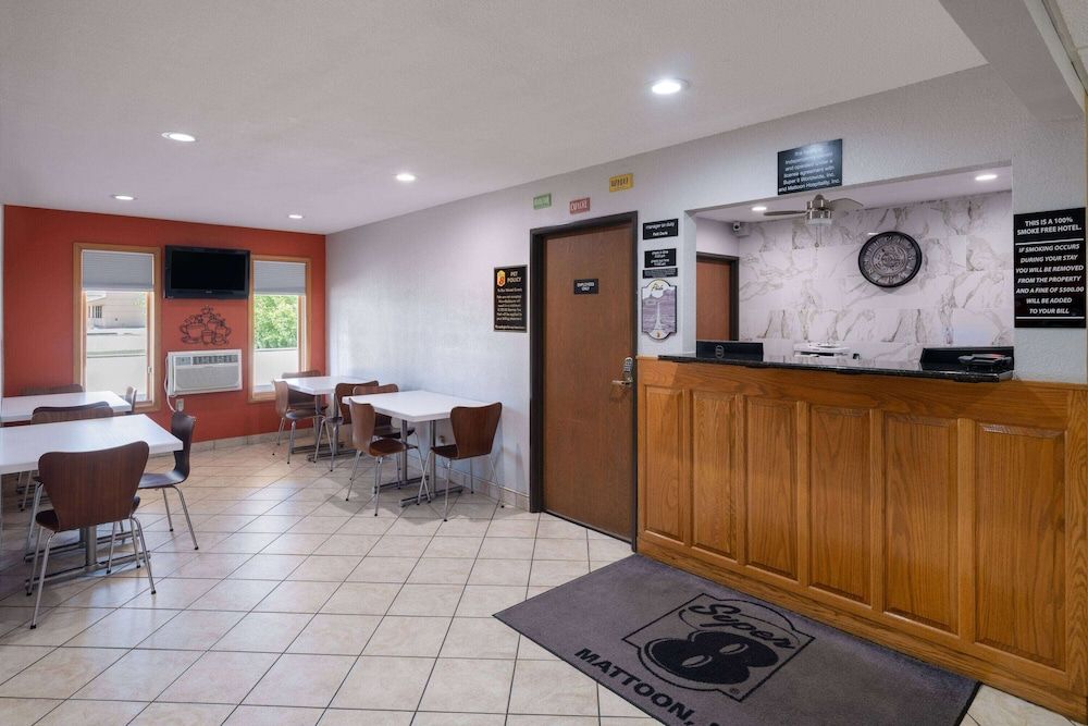 Super 8 by Wyndham Mattoon 2