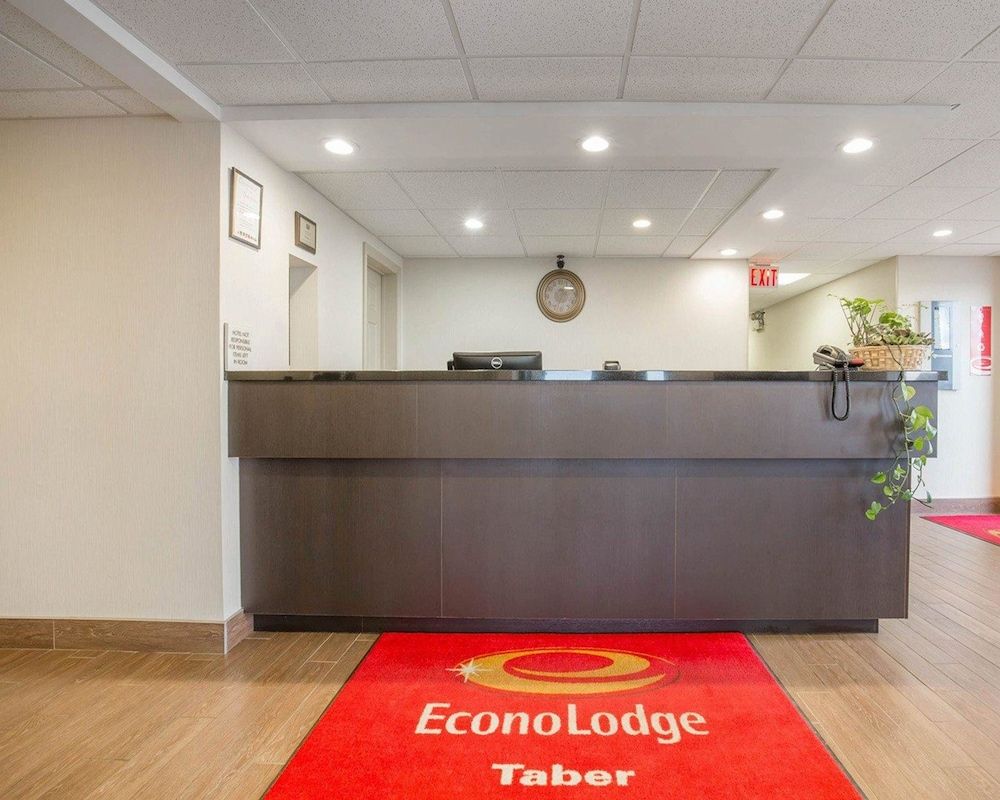 Econo Lodge Taber 2
