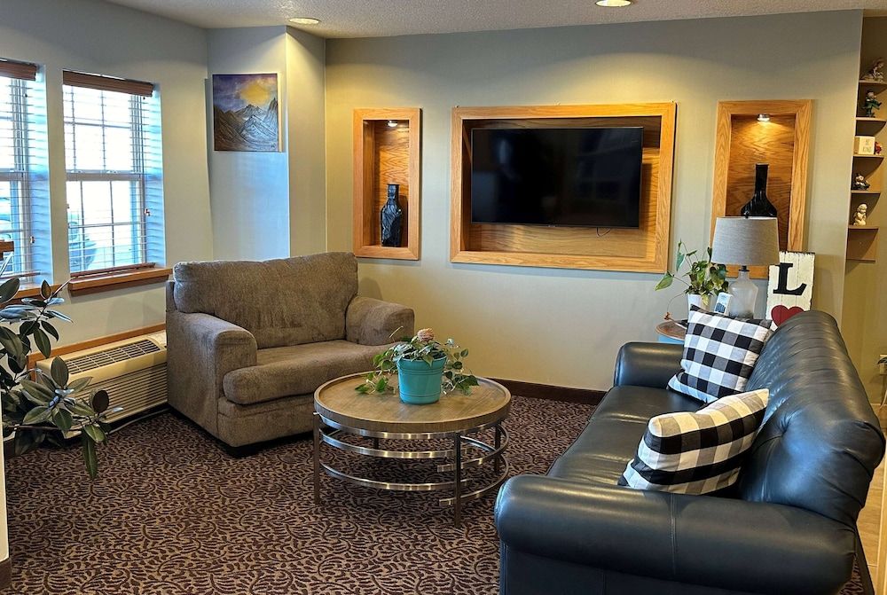 Microtel Inn & Suites by Wyndham Tomah 2
