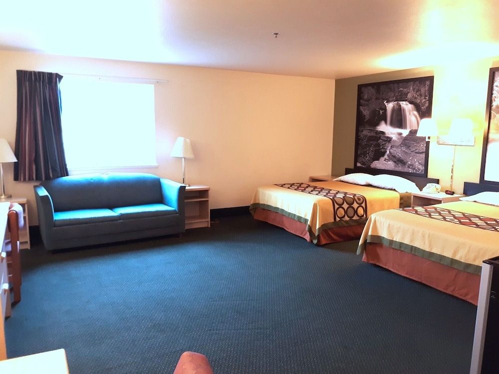 Super 8 by Wyndham Hamilton 3