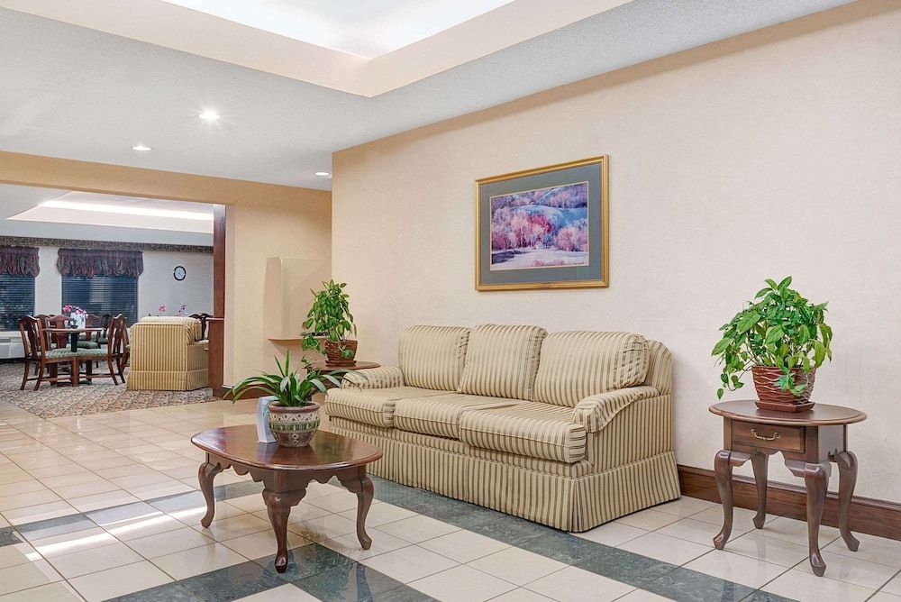 Days Inn by Wyndham Burlington East 3