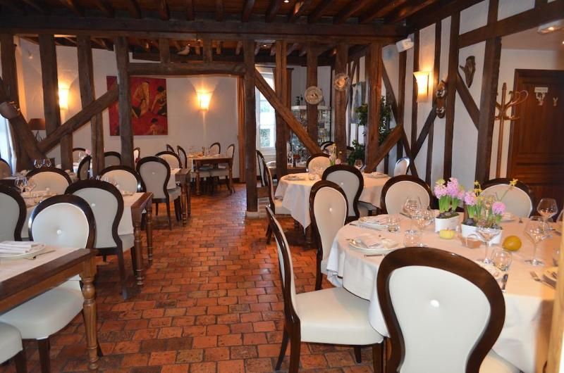 Logis Hotel Le Cheval Blanc 3 estrellas en Yvoy-le-Marron