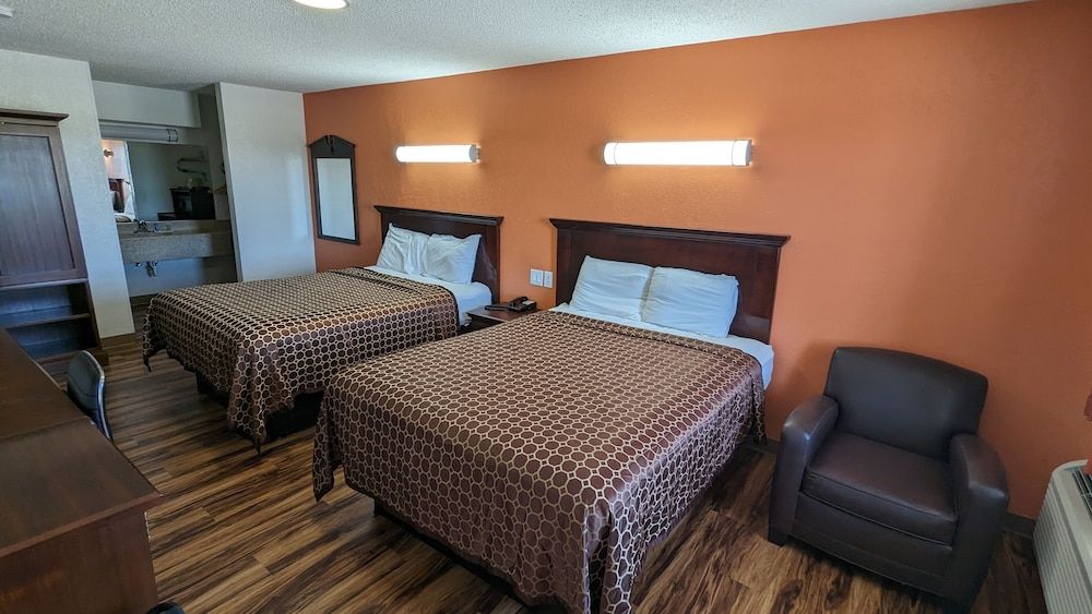 Hillcrest Inn & Suites 3
