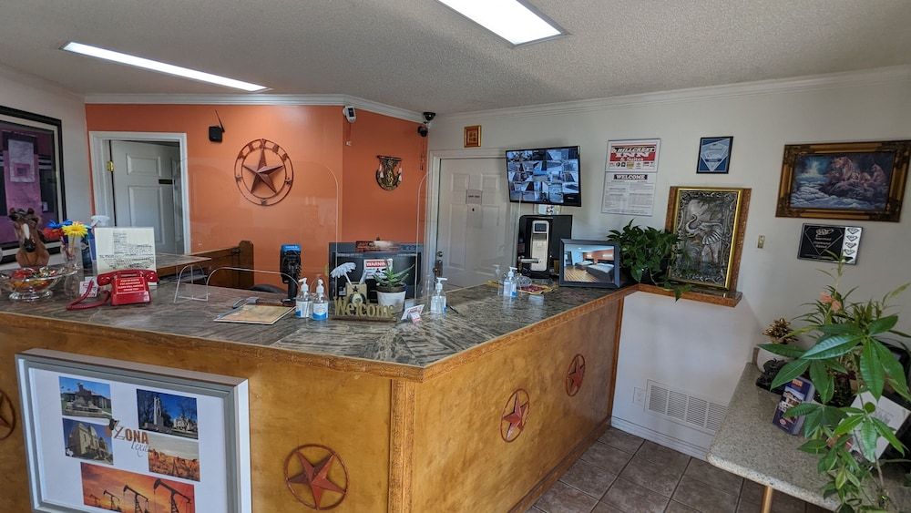 Hillcrest Inn & Suites 2