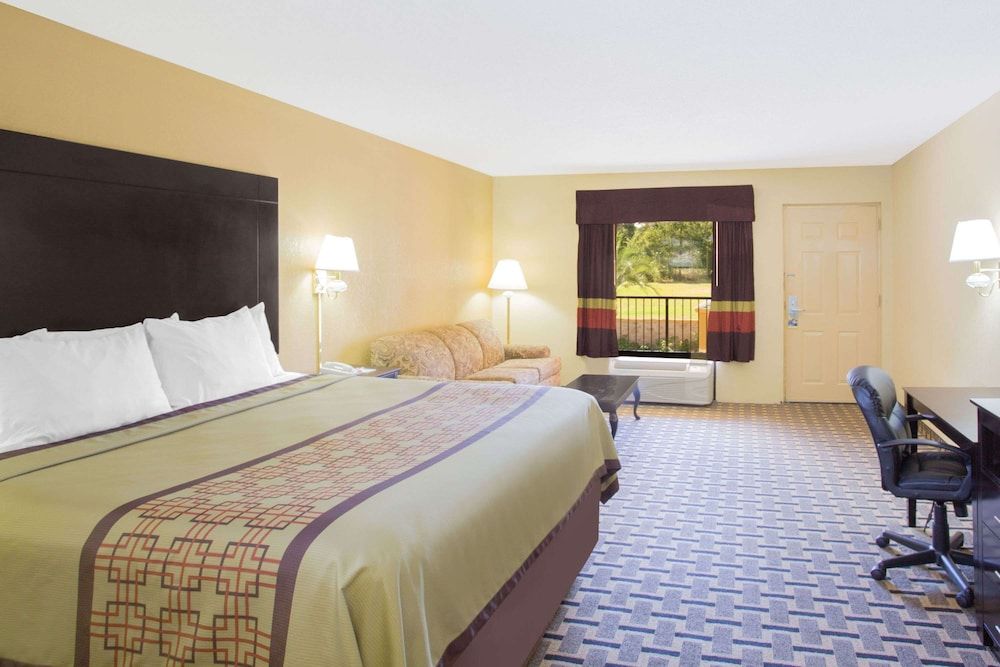 Days Inn by Wyndham Andalusia 3