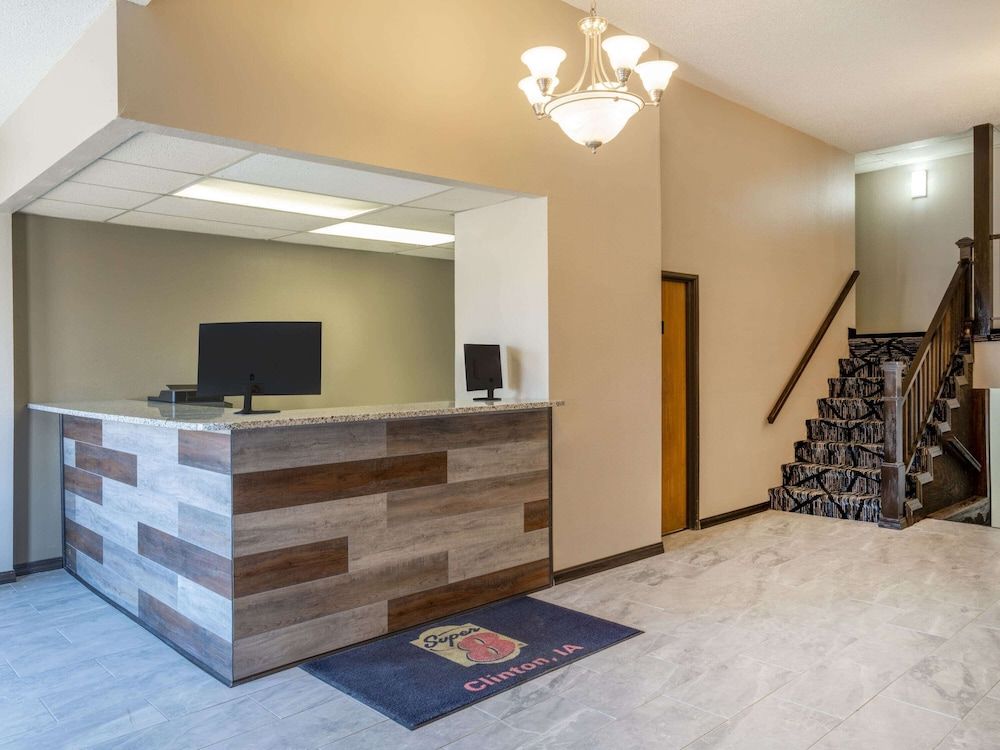 Super 8 by Wyndham Clinton 3